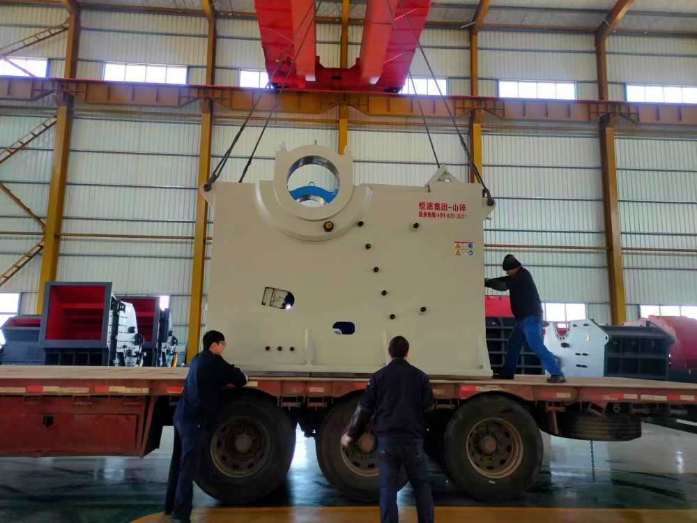 顎破、振動(dòng)篩、喂料機(jī)發(fā)往湖南